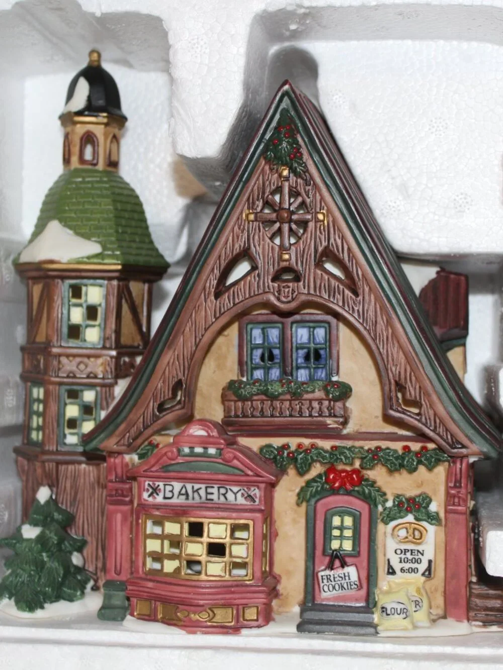 Vintage Heartland Valley Village Christmas Bakery House Light Up Porceain House